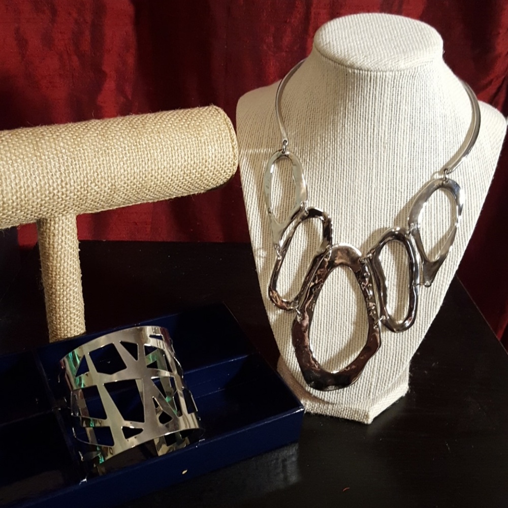 ~PRICE DROP~ Gorgeous Silver Necklace and Bracelet